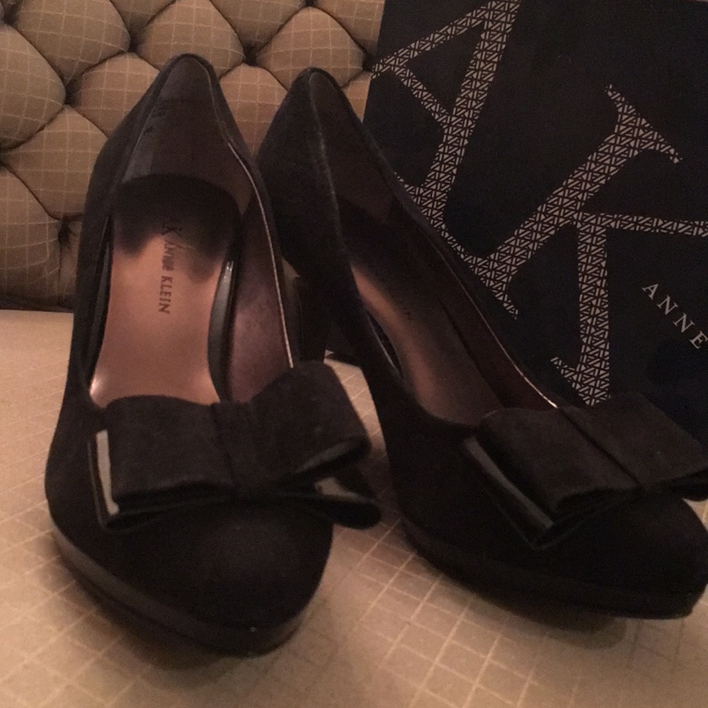 Anne Klein Black Suede pumps size 6.5